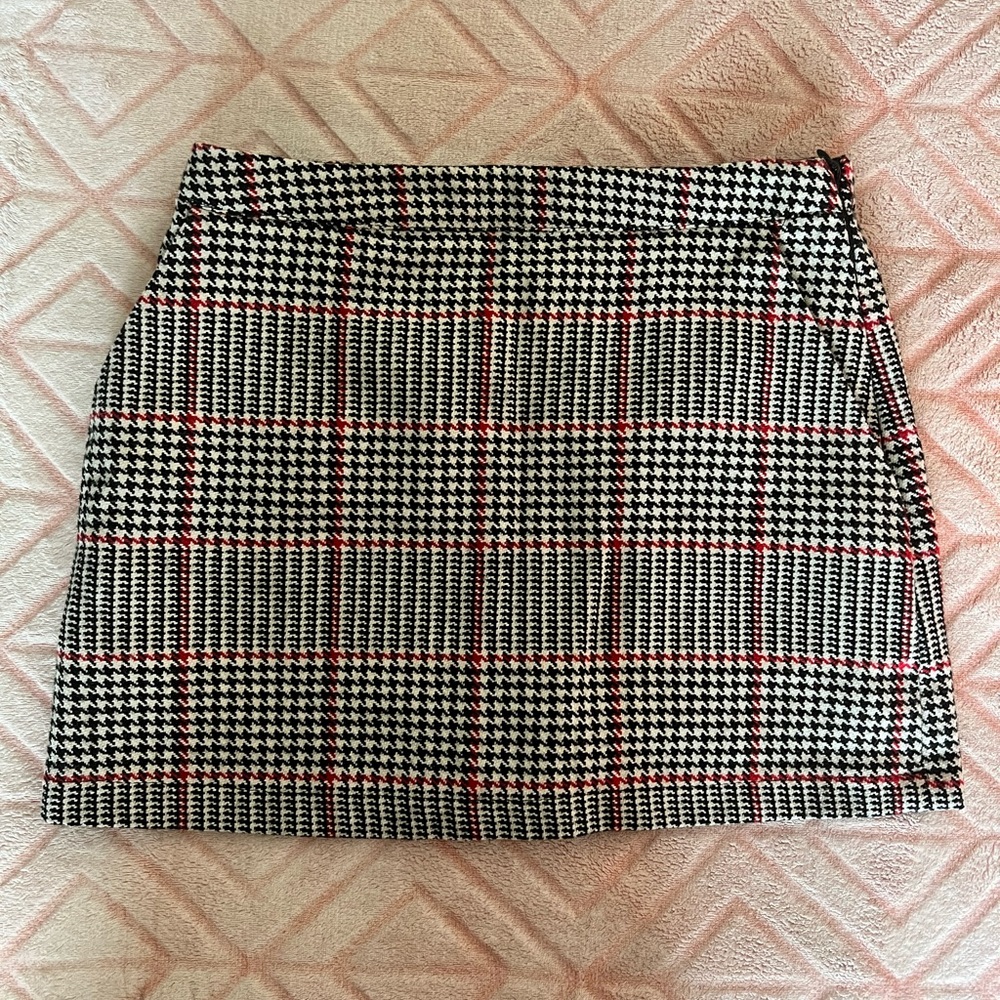 Red/black and white houndstooth/ plaid wool blend skirt